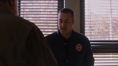 - Hey.
- Hey, Lieutenant. - Chicago Fire
