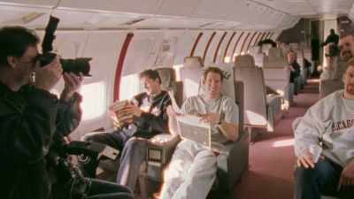 Hey, hey, Phil, you can't work
for the media and be on this plane. - The Last Dance