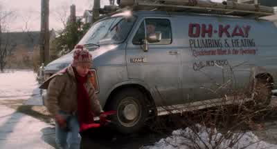 Hey! Hey! You gotta watch out for traffic. - Sorry. - Damn. Santy don't visit the funeral homes, bud - Home Alone