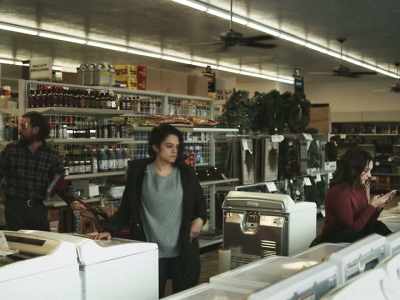 - Hey, hey, y'all go put those things up.
- Come on! - The Killing of Two Lovers