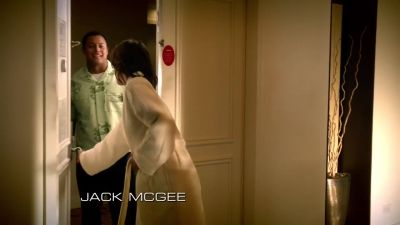 - Hey.
- Hi. - Hawaii Five-0