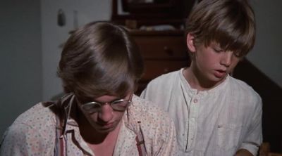 -Hey.
-Hm? - The Waltons