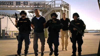 Hey. Hold up. - Hawaii Five-0