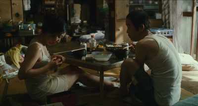 - Hey, how did you afford...
- Hah. I just got fired. - Shoplifters