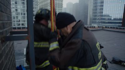 - Hey, I got him.
- Let's go! - Chicago Fire