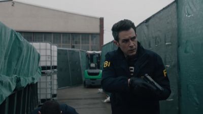 - Hey, I might have something.
Partial shoe print. - FBI