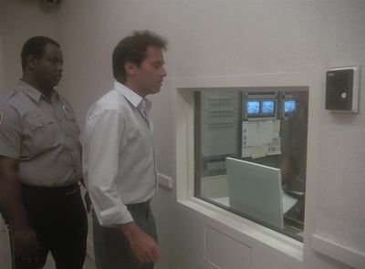 Hey, I need to make a phone call. - Miami Vice