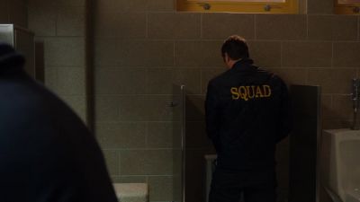 Hey, I, uh... I just got a text
from my guy down at the dock. - Chicago Fire