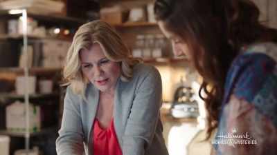 Hey, isn't that Karen,
the bartender from Alfredo's? - A Zest For Death: A Hannah Swensen Mystery