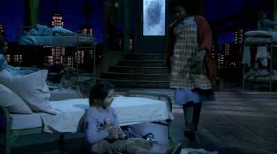 - Hey, it's all right, Molly.
Annie's here. - Annie Live!