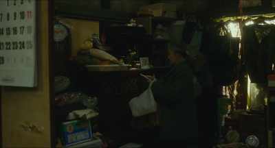 Hey, it's cold,
you should wear another layer. - Shoplifters