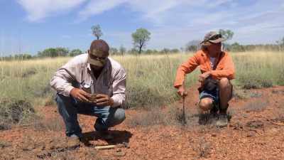 Hey, I've just seen
some beautiful green. - Outback Opal Hunters