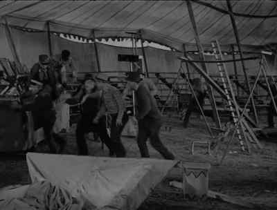 Hey, Jim, Pete, let's give
them a hand, come on! - The Ape