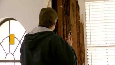 Hey Jonathan, this front room
is getting water coming in. - Brother vs. Brother