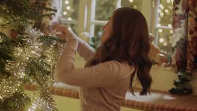 Hey Katie you know we hang
candy canes on the tree at home. - A Very British Christmas