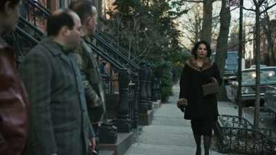 Hey. Keep it quiet.
It's Mrs. Gigante. - Godfather of Harlem