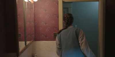 Hey, Kelly,
I think I saw something outside. - Maid