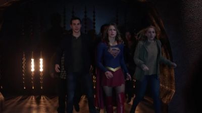 Hey, we know her. - Supergirl