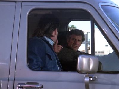 Hey, Leanna, look down. - MacGyver