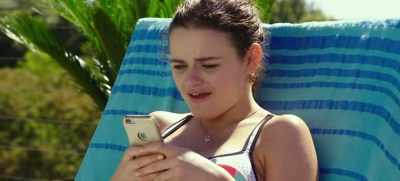 Hey, Lee, guess what Warren
texted the entire school! - The Kissing Booth