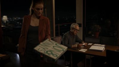- Hey.
- Leftover pizza. - Bosch