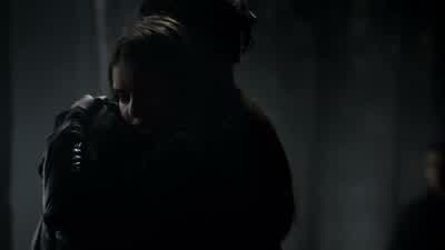 Hey, let me help you. - The Vampire Diaries
