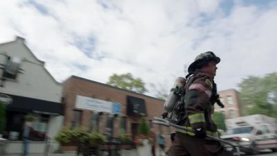 - Hey, let's move it!
- Let's go! - Chicago Fire