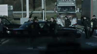 Hey, listen up! Listen up! - Absentia