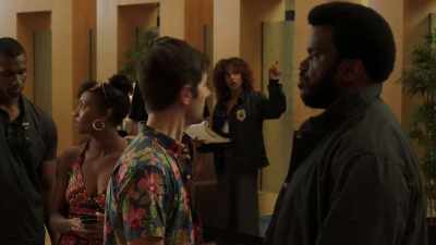 Hey. Look at her.
She's a cop. - Ghosted