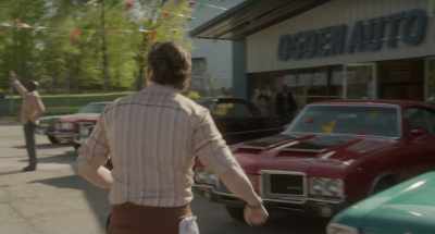 - Hey, you look good in green.
- Hey, Joe. - A Friend of the Family