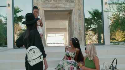 - Hey, looking sexy and cute.
- Thank you. - The Real Housewives of Dubai