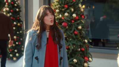 - Hey, Lucy.
- Ugh. You. - A '90s Christmas