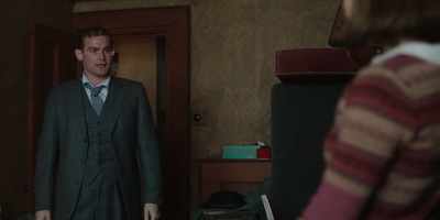 Hey, Maudie, how do
you make a Roman blind? - Elizabeth Is Missing
