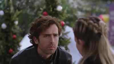 Hey. Mira me. - Unwrapping Christmas: Tina's Miracle