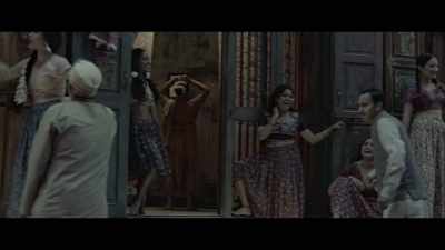 -Hey, mister!
-Take her! - Gangubai Kathiawadi