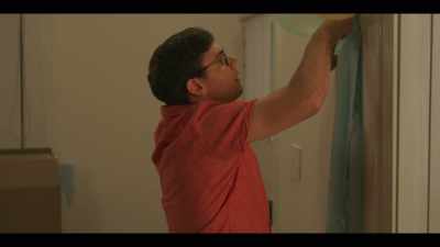 Hey, Mom, do you know how to, like,
stick a balloon to a wall? - Special