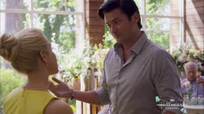 - Hey mom, do thehorseshoes go up or down? - Wedding at Graceland
