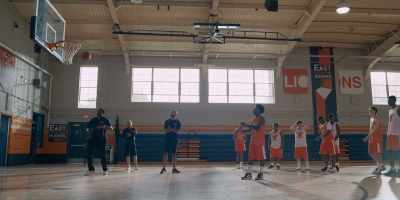 - Hey, he needs to align his chakras.
- No. He needs to bend his knees. - The Crossover