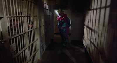 Hey Officer Mooney,
c'mon, let us outta here! - Killer Klowns from Outer Space