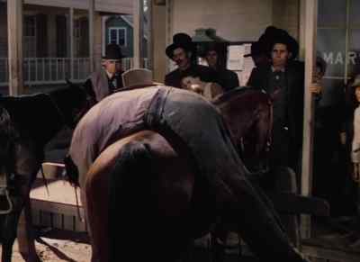 Hey, one of you fellas
come here and give me a hand. - Jesse James