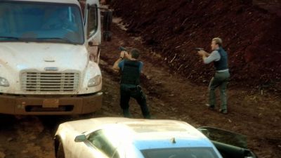 Hey, out, out, out, out.
Move, hands up, hands up. - Hawaii Five-0