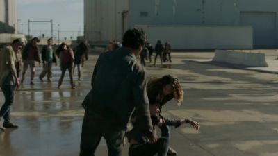- Hey, over here! Come on!
- Get her to the chopper. - Fear the Walking Dead