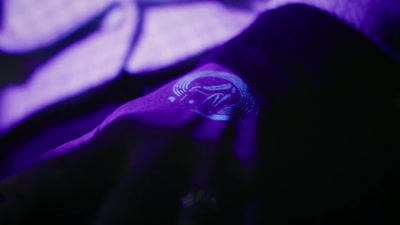Hey, Pete. Shine your light
on her hand again. - Will Trent