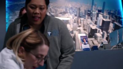 Hey, Priya, can you hear me?
- Dr. Lanik's on his way. - Chicago Med