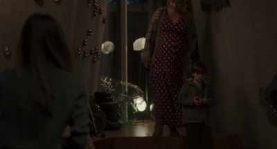 - Hey!
- Sarah, I'm gonna steal those boots - Tully