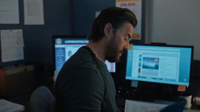 Hey, Smith, listen.
I got lights on at the diner. - Aurora Teagarden Mysteries: Death at the Diner