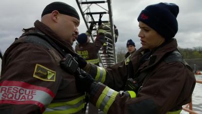 Hey, Squad, be ready
with those ropes down there. - Chicago Fire