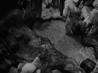 Hey, stay away from back there.
There's a deep drop there. - Fixed Bayonets!
