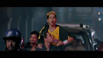 Hey stop! Over there,
that is Pooja's brother. - Dream Girl