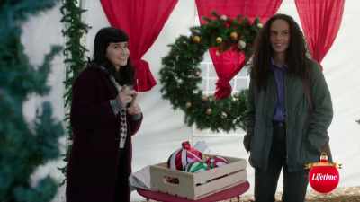 -Hey, tad, can you give us five?
-Five minutes. That's it. - Under the Christmas Tree